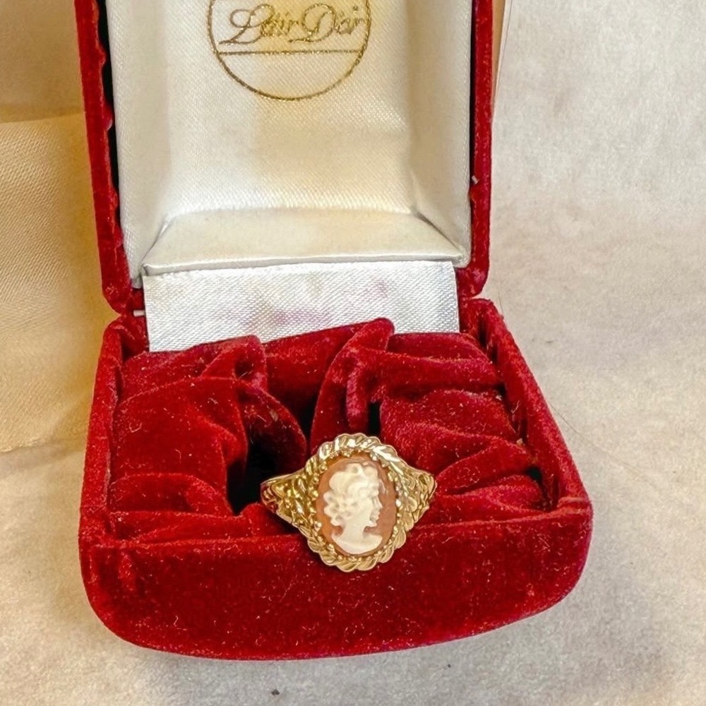 10k Gold Carved Cameo Ring
